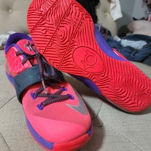 7y or 8.5 Women's KD VII Hyper Punch